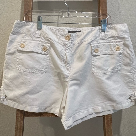 Ann Taylor White Cargo Shorts Relaxed Fit - Picture 1 of 3